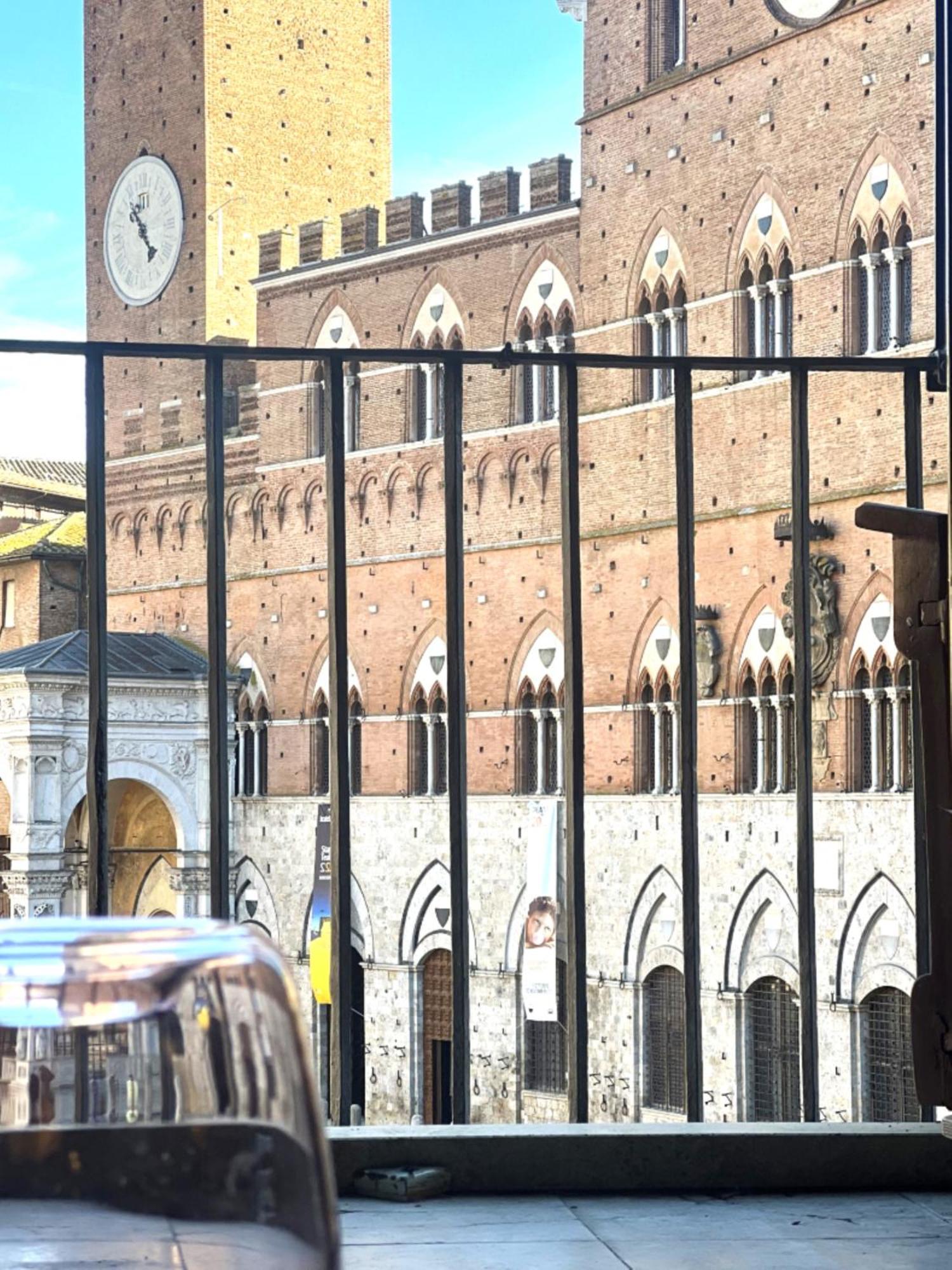 The Balcony Suite - Affaccio Su Piazza Del Campo Siena Luaran gambar
